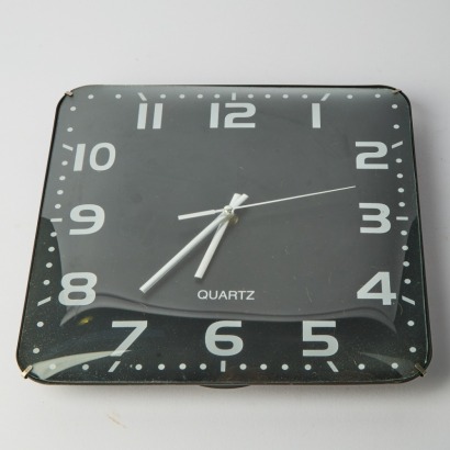 A Minimal Vintage Style Wall Clock