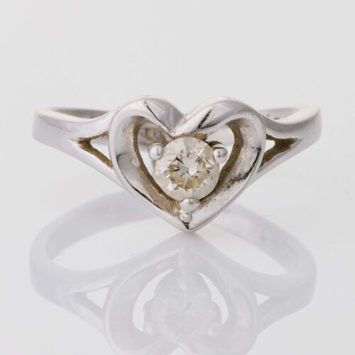 17ct White Gold, Modern, 0.20ct Diamond Heart Ring