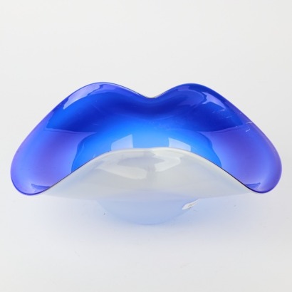 An Art Glass Bowl