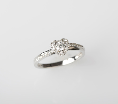 18ct White Gold Diamond Heart Ring