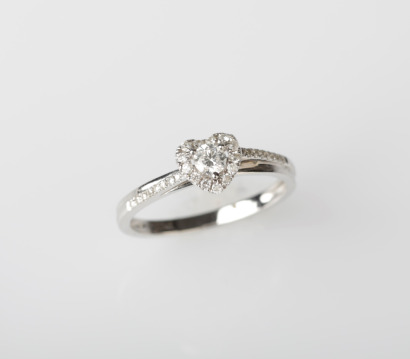 18ct White Gold Diamond Heart Ring
