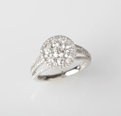 18ct White Gold Round Diamond Dress Ring