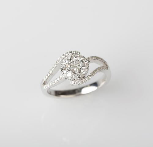18ct White Gold Diamond Cluster Ring