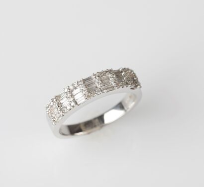 18t White Gold Modern Diamond Dress Ring