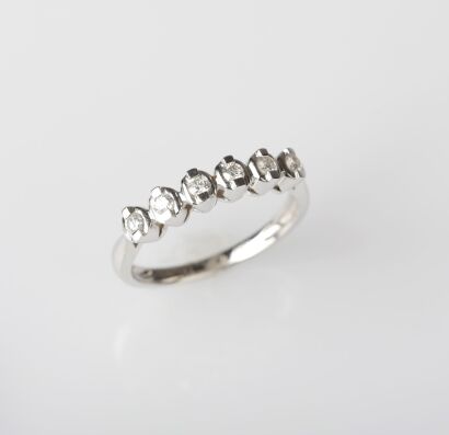 18ct White Gold Modern Diamond Ring