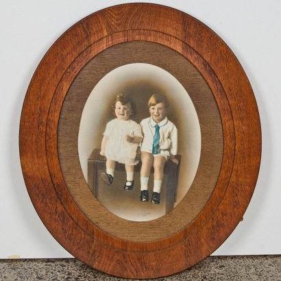 A Beautiful Vintage Oak Oval Frame
