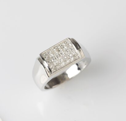 18ct White Gold Modern Diamond Ring