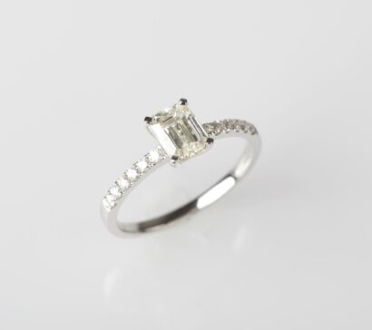 18ct White Gold Emerald Cut Diamond Ring