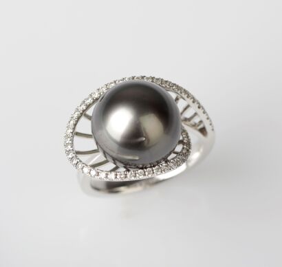 18ct White Gold South Sea Pearl and Diamond Ring
