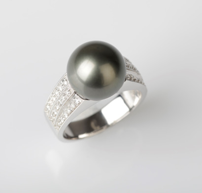 18ct White Gold South Sea Pearl and Diamond Ring