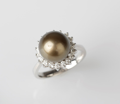 18ct White Gold South Sea Pearl and Diamond Ring