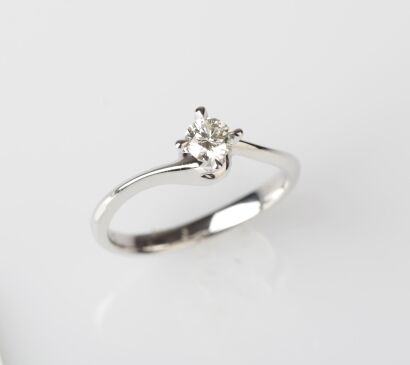 18ct White Gold Diamond Solitaire Ring
