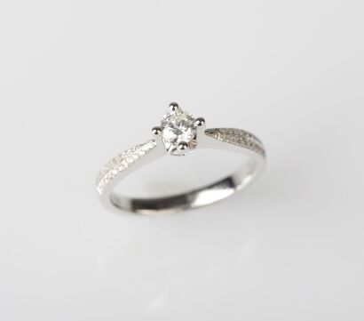 18ct White Gold Diamond Ring