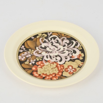 An Avondale Selection Chrysanthemum Plate