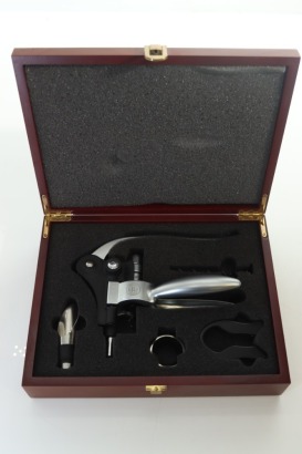 (1) Royal Cardiff Lever-Action (Rabbit-Type) Wine Opener Set with Accessories in Wooden Presentation Case (GB)