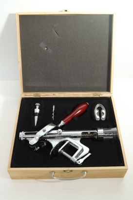 (1) Premium Bench-Mounted Corkscrew Set with Accessories in Wooden Case (GB)