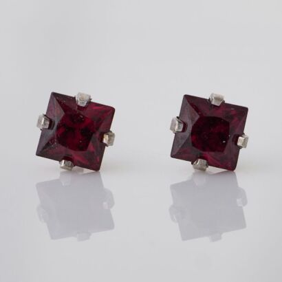 14ct White Gold, 4.0mm Garnet Stud Earrings