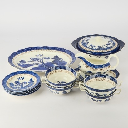A collection of twelve Real Old Willow A8025 Pieces (with Gold Detail)