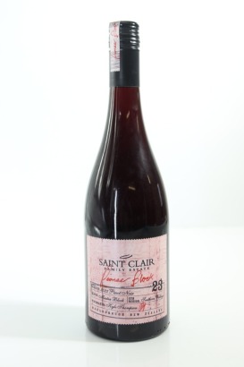 (1) 2022 Saint Clair Pioneer Block Winemaker Selection Pinot Noir, Marlborough
