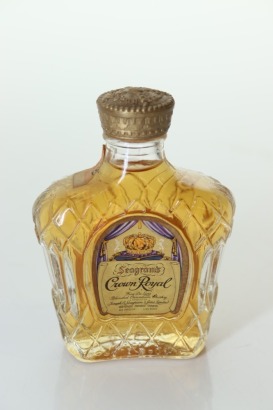 (1) Seagram's Crown Royal Fine De Luxe Blended Canadian Whisky Miniature, 1/10 Pint, 80 Proof