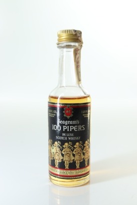 (1) Seagram's 100 Pipers Blended Scotch Whisky, Scotland, 1 2/3 Fluid Ounces