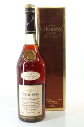 (1) Hennessy V.S.O.P. Fine Champagne Cognac, 40% ABV, 1000ml, Circa. 1980's (GB) (Travel Edition)