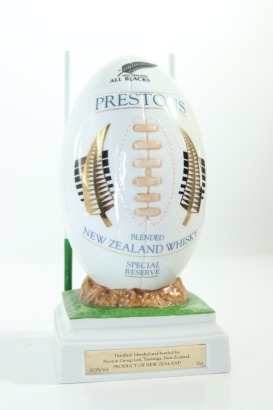 (1) All Blacks Blended New Zealand Whisky Rugby Ball Cermic Bottle, 700ml