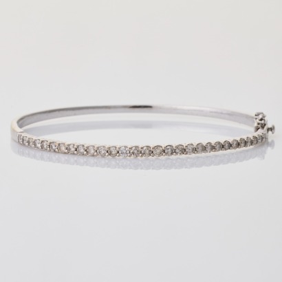 9ct White Gold, 1.55ct Diamond Oval Hinged Bangle