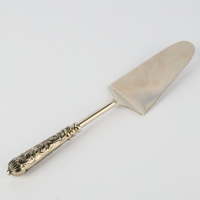 A Vintage Ornate Cake Lifter