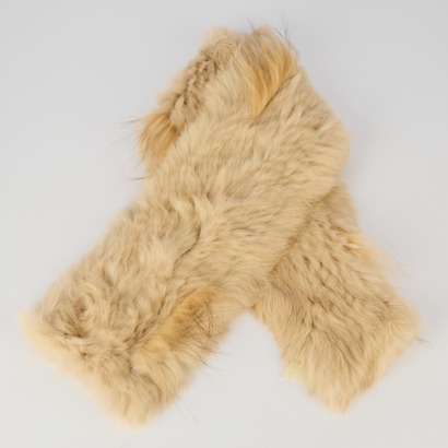 A Rabbit Fur Scarf with Slit (Blush)