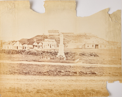 UNKNOWN PHOTOGRAPHER Street view of Rutland's stockade, memorial statue, the court house and the Albion Hotel, Whanganui District