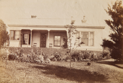 UNKNOWN PHOTOGRAPHER New Zealand homestead