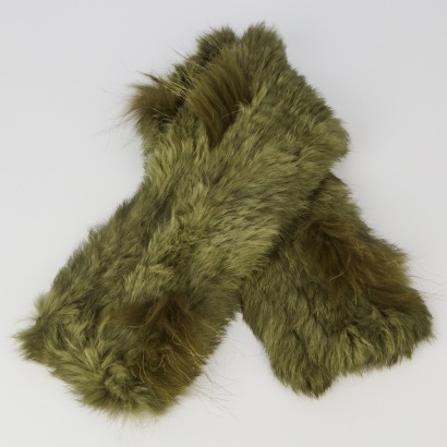 A Rabbit Fur Scarf with Slit (Olive)