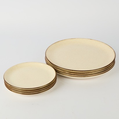 A Set of Four Crown Lynn Homestyle Dessert and Dinner Plates