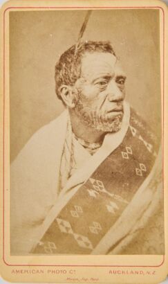 AMERICAN PHTOTOGRAPHIC COMPANY (AUCKLAND) Two Carte de visite male studio portraits.