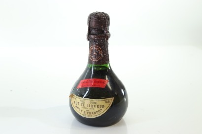 (1) Moet & Chandon Petite Petillante Liqueur, 200ml, 18% ABV (GB)