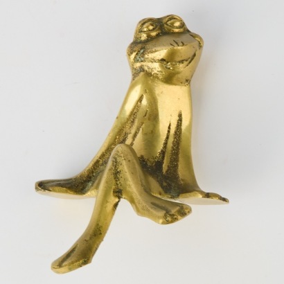 A Vintage Brass &sbquo;&Auml;&ouml;&radic;&Ntilde;&radic;&yen;Edge of the shelf&sbquo;&Auml;&ouml;&radic;&Ntilde;&radic;&yen; Frog Ornament