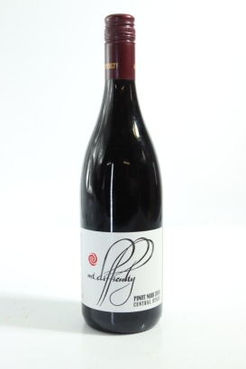(1) 2010 Mt. Difficulty Pinot Noir, Bannockburn [JR17]