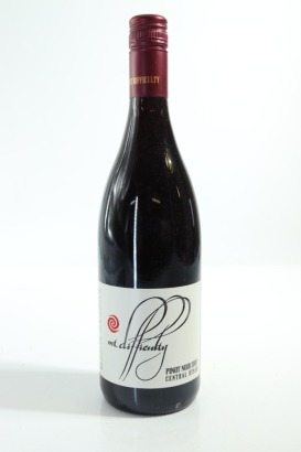 (1) 2007 Mt. Difficulty Pinot Noir, Bannockburn [JR17]