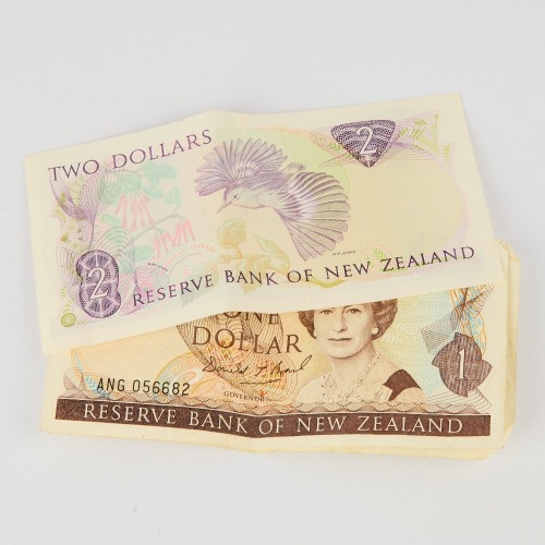 A 1985 Queen Elizabeth Bank Note $2 and $1 Dollar Reserve Bank of New Zealand