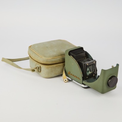 A Vintage Crown 2x2 Portable Slide Projector in Carry Bag