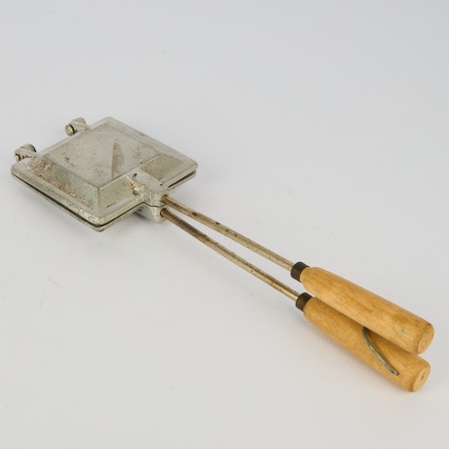 A Vintage Hillis Jaffle Iron