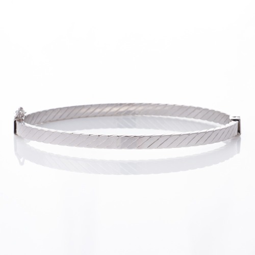 9ct White Gold, Hinged, Hollow Oval Bangle