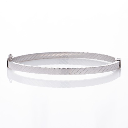 9ct White Gold, Hinged, Hollow Oval Bangle