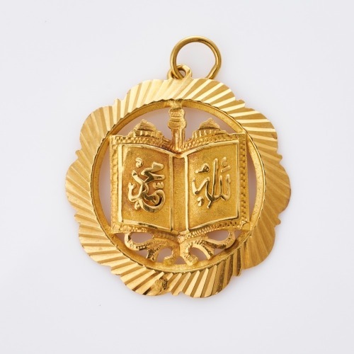 18ct Yellow Gold, Arabic Script Medallion