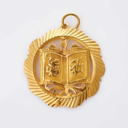 18ct Yellow Gold, Arabic Script Medallion