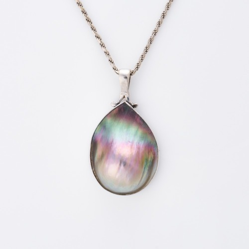 9ct White Gold, Mabe Pearl Pendant on 14ct White Gold, Rope-Link Chain