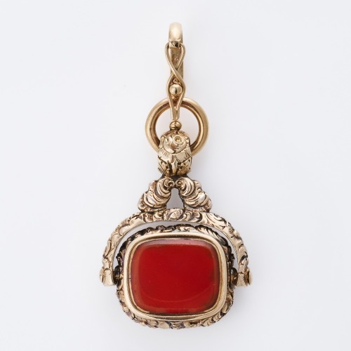 9ct Rolled Yellow Gold, Antique, Chalcedony Spinner Seal Pendant