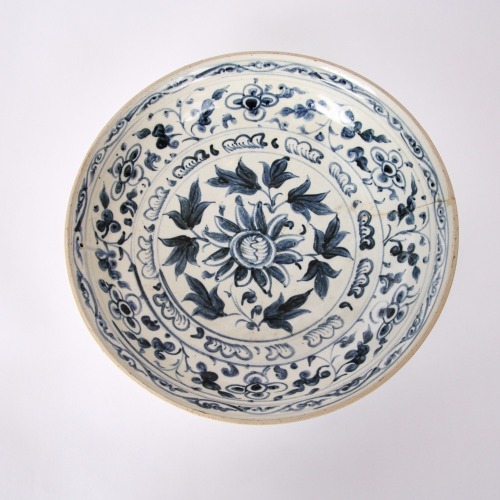 A Chinese Yuan Dynasty Blue and White 'Floral' Charger