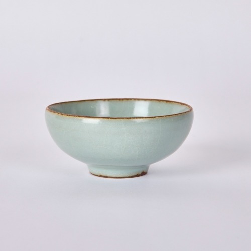 A Chinese Song Dynasty Longquan Guan Ware Celadon Tea Bowl